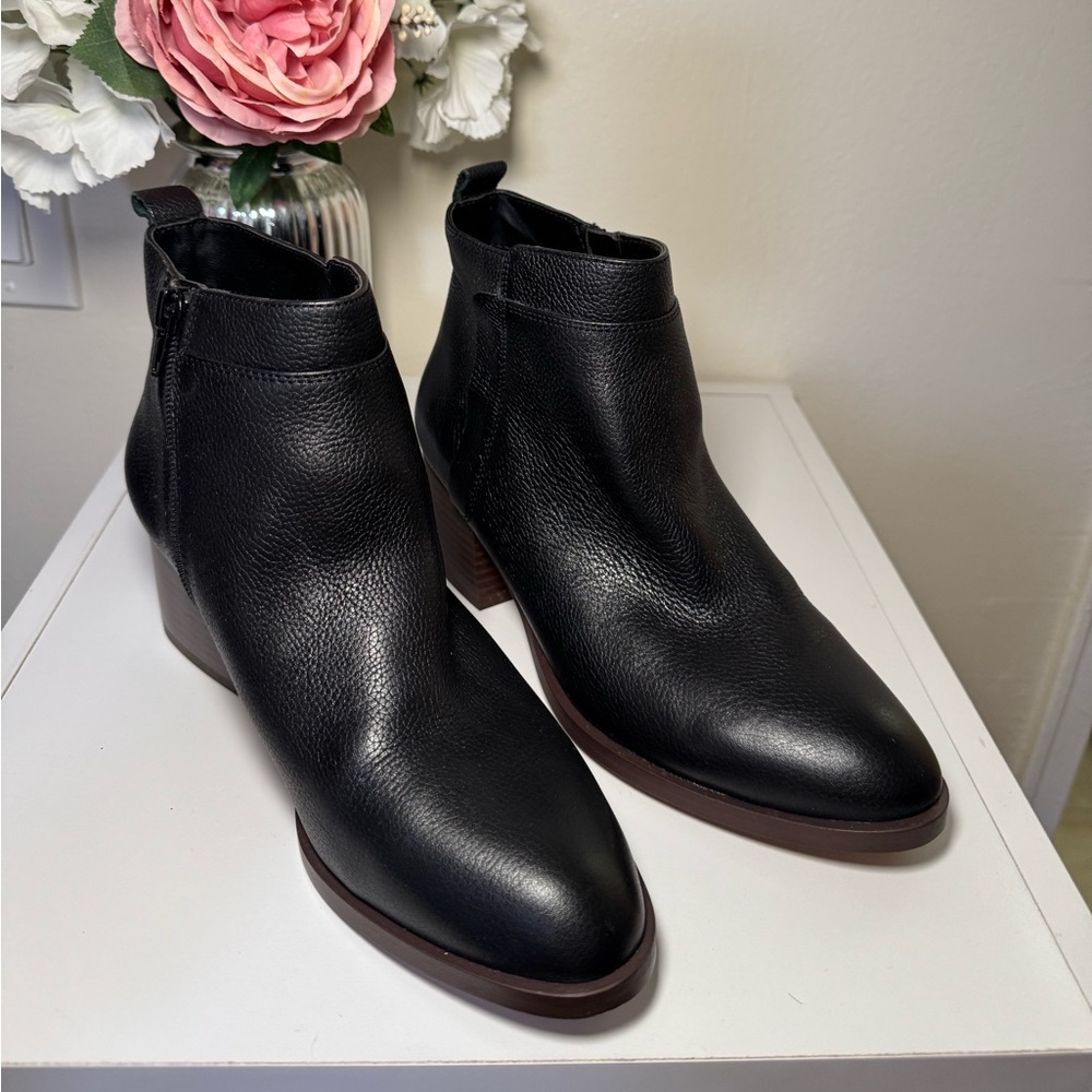 Gap leather black boots size 7.